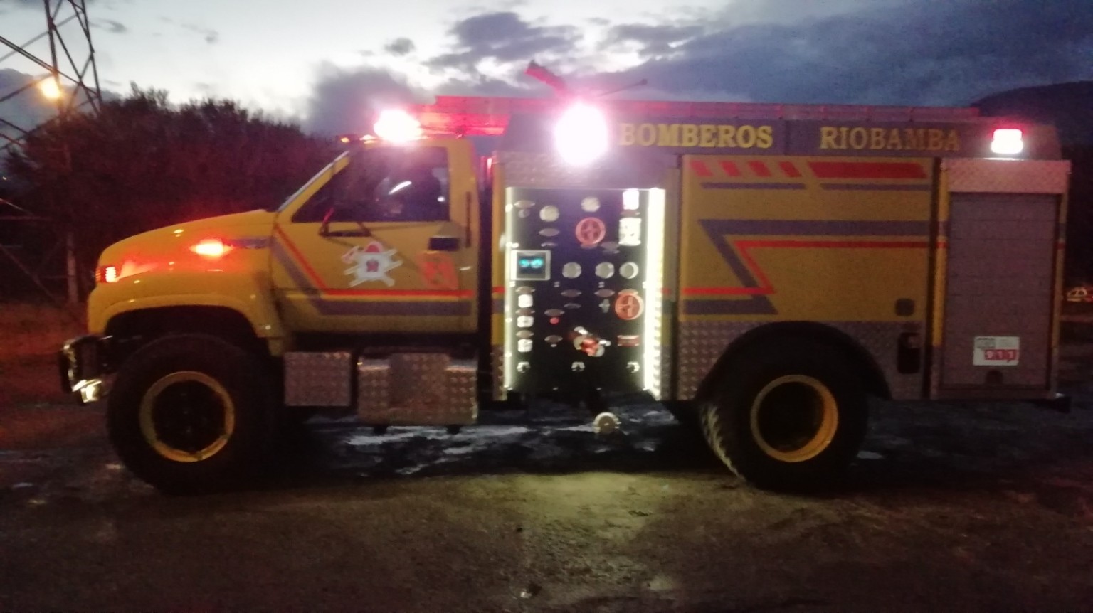 Vehículo de bomberos con iluminación activa